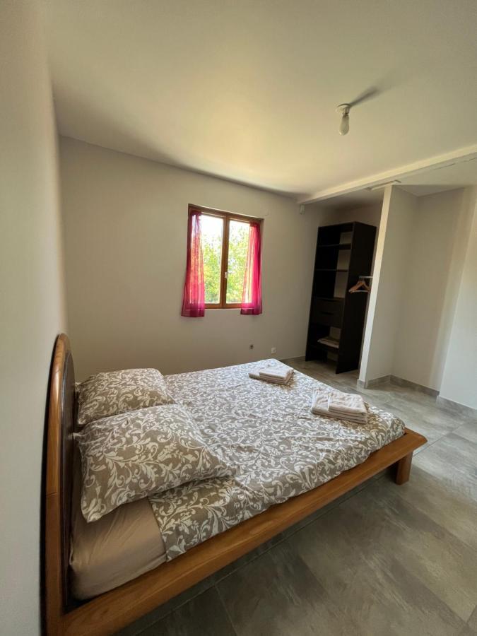 Maison spacieuse avec grand jardin et parking à 20min de Lyon Simandres Extérieur photo